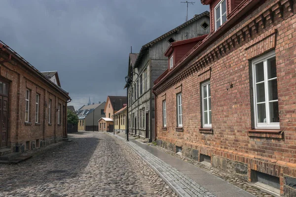 Utca a régi fából készült színes házak, a régi város Viljandi — Stock Fotó