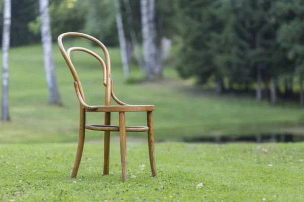 Антикварное кресло Бентвуд. Винтажная мебель на открытом воздухе — стоковое фото