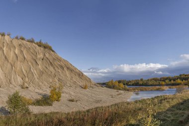 Beyaz kum dağı. Rummu Vasalema Estonya beyaz taşlar beyaz bir dağ.