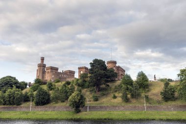 Inverness Şatosu, Inverness 'teki Ness Nehri' nin yukarısındaki bir set üzerinde.