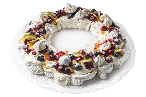 Meringues coroană de tort pavlova cu cireșe, afine, lămâie, afine și var . — Fotografie, imagine de stoc