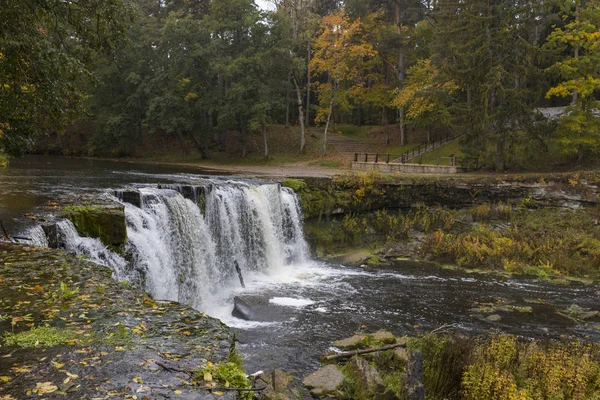 Waterfall Keila - Joa top view (англійською). Привабливість в Естонії. Барвиста осінь. — стокове фото
