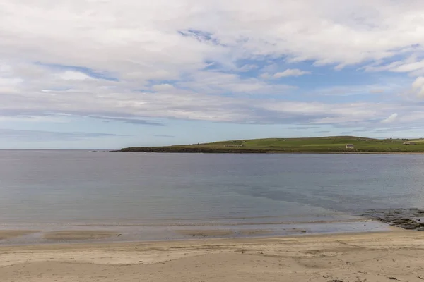Ακτογραμμή των Νήσων Orkney κατά τη διάρκεια μιας καλοκαιρινής ημέρας, Σκωτία. — Φωτογραφία Αρχείου