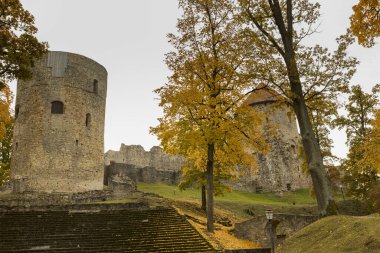 Cesis kasabasında eski şato harabeleri olan sonbahar parkı