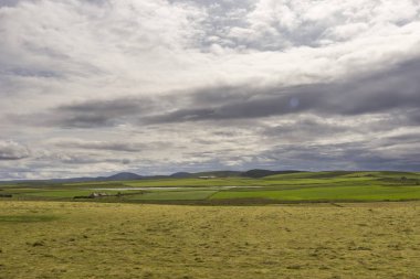 Bir yaz günü İskoçya 'da Orkney Adaları kıyı şeridi.