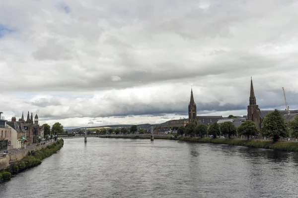 Vista a lo largo del río Ness hasta el centro de la ciudad de Inverness, Escocia — Foto de Stock