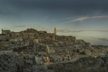 Antik Matera kasabası, Sassi di Matera geceleri, Basilicata, güney İtalya