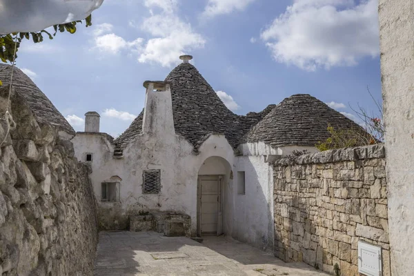 Techo de piedras trulli de Alberobello. Puglia, sur de Italia. — Foto de Stock