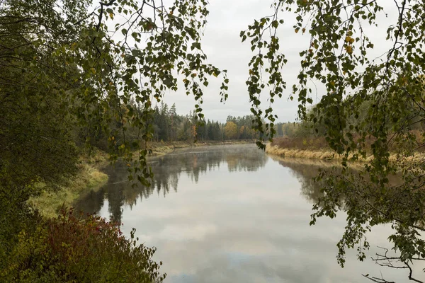 Paisagem ao ar livre europeia com rio Gauja no Parque Nacional de Gauja — Fotografia de Stock