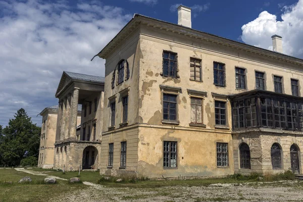 Kolga Manor in de zomer. Het ligt in het noorden van Estland, Lahemaa National Park — Stockfoto