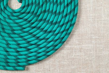 Dağcılık veya düzensiz yara ringde dokulu kumaş arka plan üzerinde yelken için yeşil ip