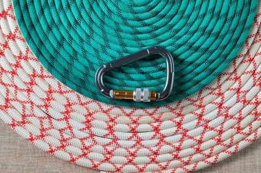 Dağcılık veya düzensiz bir kemer ile yara halka dokulu kumaş arka plan üzerinde yelken için ip