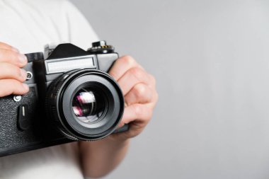 eski Slr film kamera beyaz bir t-shirt bir çocuğun elinde