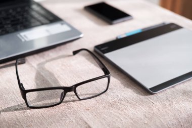 gözlük Masası, telefon ve işletim ortamına kurumsal tablet bilgisayarda yakınındaki