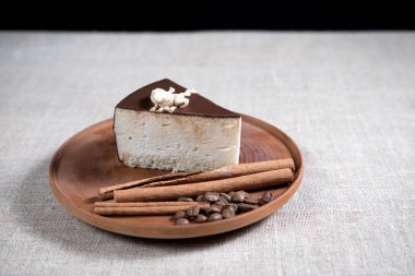 Çikolatalı ve tarçınlı sopa ve kahve çekirdekleri kutusunun yanındaki ahşap bir plaka üzerinde bir hediye ile yalan ile çok kolay