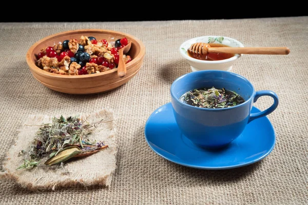 Real Gyógynövény Tea Egy Kék Kupa Töltött Egy Szalvétára Egy — Stock Fotó