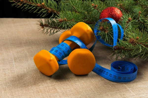 Dwa Pomarańczowe Hantle Fitness Choinki Czerwony Nowy Rok Piłkę Taśma — Zdjęcie stockowe