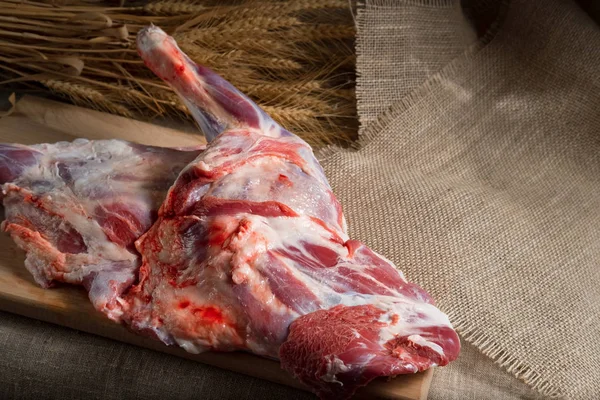 Carne Fresca Pierna Del Cordero Sobre Tabla Cortar Sobre Fondo —  Fotos de Stock