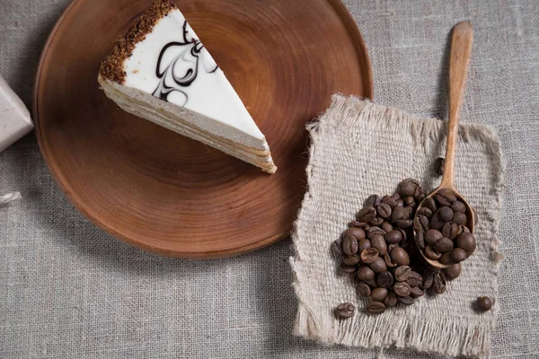 Parte Bolo Com Chocolate Branco Ornamento Encontra Prato Lado Uma — Fotografia de Stock