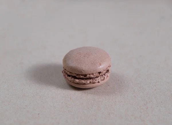 Macarons Bolo Cinza Está Uma Folha Cinza Abstração Papel — Fotografia de Stock