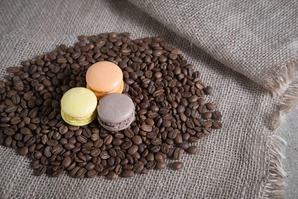 Cake Macarons Coffee Beans Background Burlap Linen — Stock Photo, Image