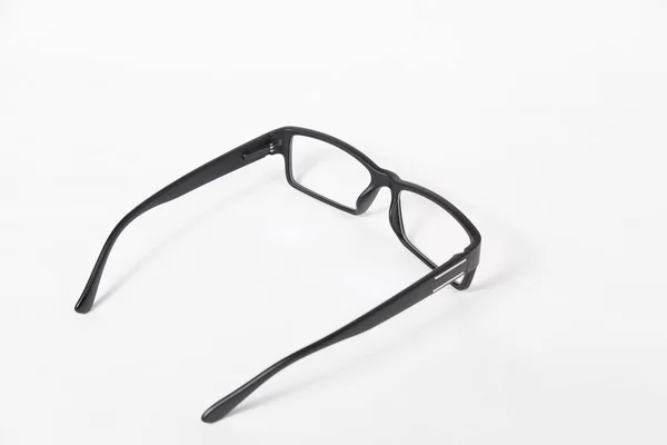 黑色眼镜在塑料框架与透明镜片白色背景隔离 — 图库照片