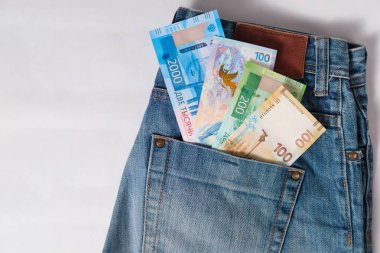Olimpiyat Oyunları, yeni Rus para banknot ve beyaz arka plan üzerinde kot pantolon cebinde bir dolarlık banknot ile jubilee