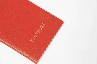 beyaz zemin üzerine kırmızı pasaport izole