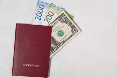 dolar ve yeni Rus banknotlar ruble veya Euro beyaz zemin üzerine kırmızı pasaport