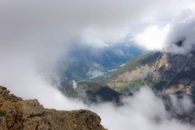 gorge yoğun bulutlar güneş gün boyunca dağ başında ile yaz peyzaj