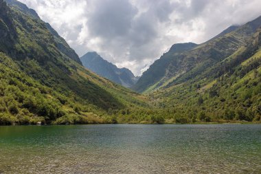 dağ gorge yaz, yeşil ağaçlar ve bir göl Kafkasya'da Dombay gökyüzünde bulutlar ile