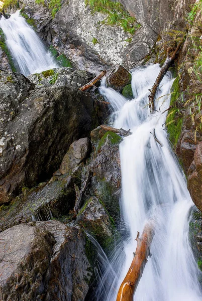 Горный Водопад Текущий Между Скалами Летом Зеленой Травой Вокруг — стоковое фото
