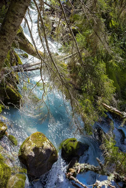 Горная Река Течет Кристально Чистая Вода Протекающая Между Скалами Зелеными — стоковое фото
