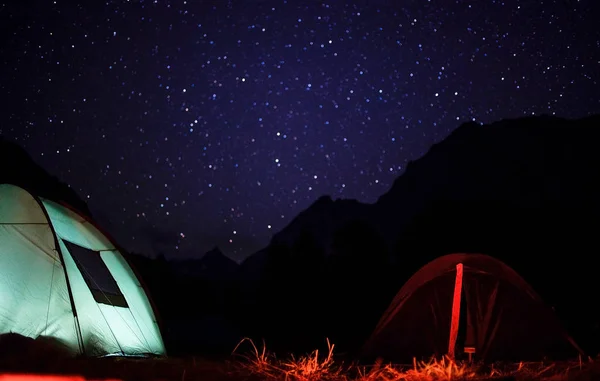 観光テントは星空に対して山の夜に草原にあります — ストック写真