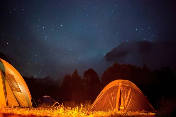 観光テントは星空に対して山の夜に草原にあります — ストック写真