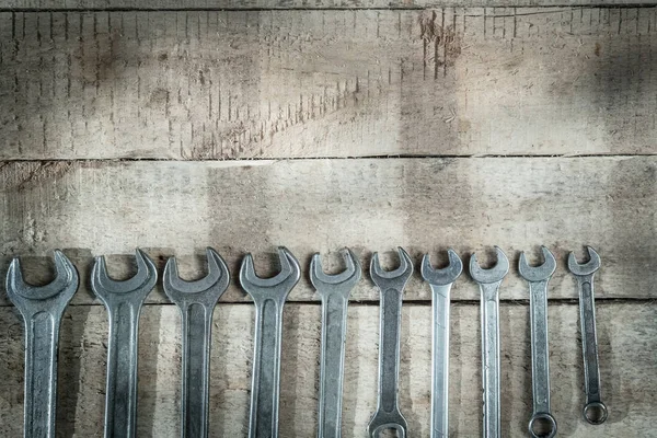 Satz Metallschlüssel Ruht Auf Holzuntergrund Abstraktion — Stockfoto