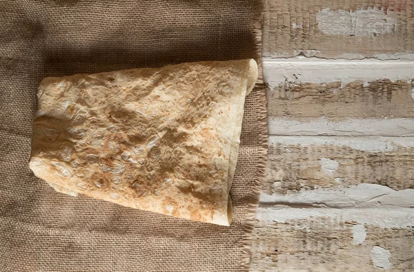 Yalan Ahşap Yüzeyine Keten Kumaş Yapılmış Benzersiz Ince Beyaz Ekmek — Stok fotoğraf