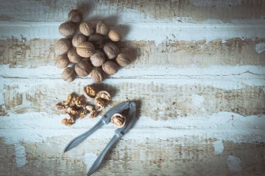 sert ahşap yüzeyi temizlenmiş ve çatlama fındık tonlama bir aracı yanında ceviz