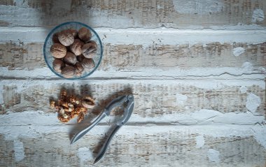 sert ahşap yüzeyi temizlenmiş ve enstrüman çatlama fındık tonlama için yanında bir kapta ceviz