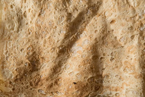 Yalan Ahşap Yüzeyine Keten Kumaş Yapılmış Benzersiz Ince Beyaz Ekmek — Stok fotoğraf