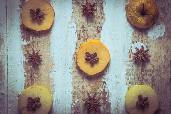 苹果用咖啡豆和八角在粗糙的木质表面切圆 色调的创意背景 — 图库照片