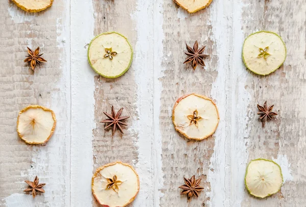 Rodajas Dispersas Manzanas Secas Anís Estrellado Sobre Una Superficie Madera —  Fotos de Stock