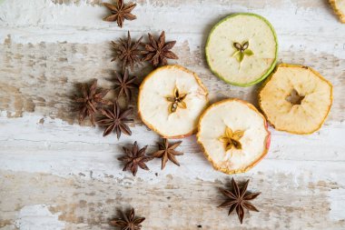 dağınık dilim kurutulmuş elma ve bir ahşap yüzey tonlu arka plan dekorasyon tasarım üzerinde yıldız anason