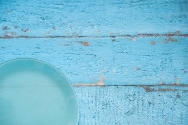 arka plan mavi ahşap doku yüzeyinin üzerinde mavi cam levha