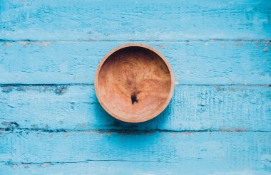bir tabak arka plan mavi dokulu yüzey üzerinde ahşap mutfak eşyaları