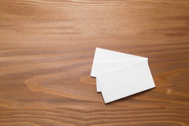 bir ışık ahşap yüzeyde metin için yer ile birkaç temiz beyaz kartvizit