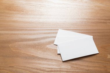 bir ışık ahşap yüzeyde metin için yer ile birkaç temiz beyaz kartvizit