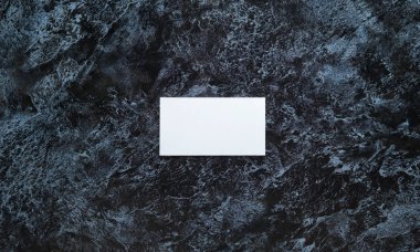 karanlık bir mermer yüzeyindeki metin için bir yer ile birkaç temiz beyaz kartvizit