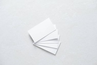 Beyaz yüzeyindeki metin için yer ile birkaç temiz beyaz kartvizit