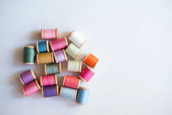 Molti Fili Cucito Multicolore Bobine Legno Sono Sparsi Una Superficie — Foto Stock